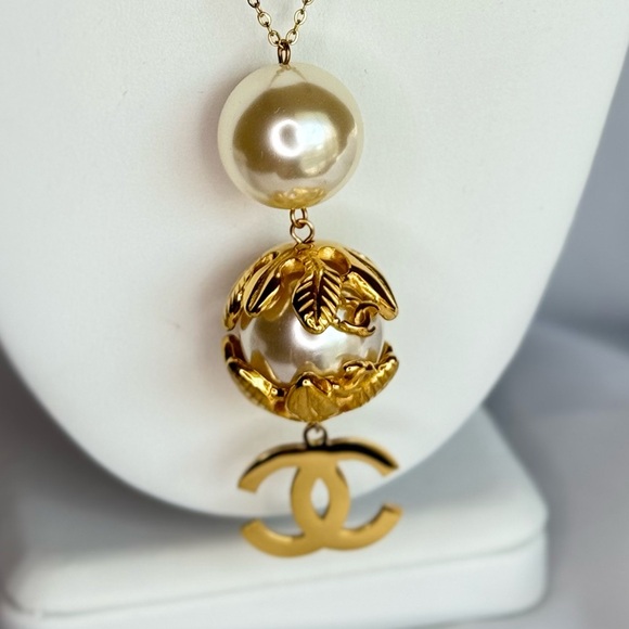 Chic Gold and Pearl Necklace - Picture 5 of 5